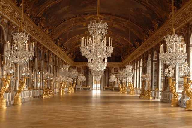 Pourquoi les marques de luxe françaises fascinent-elles autant à l’étranger - château de Versailles